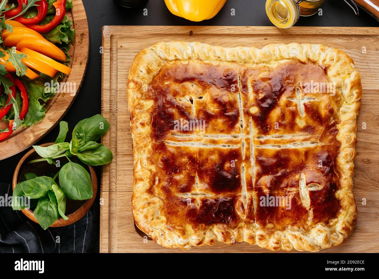 Tortilla au fromage géorgien, légumes sur fond noir Banque D'Images