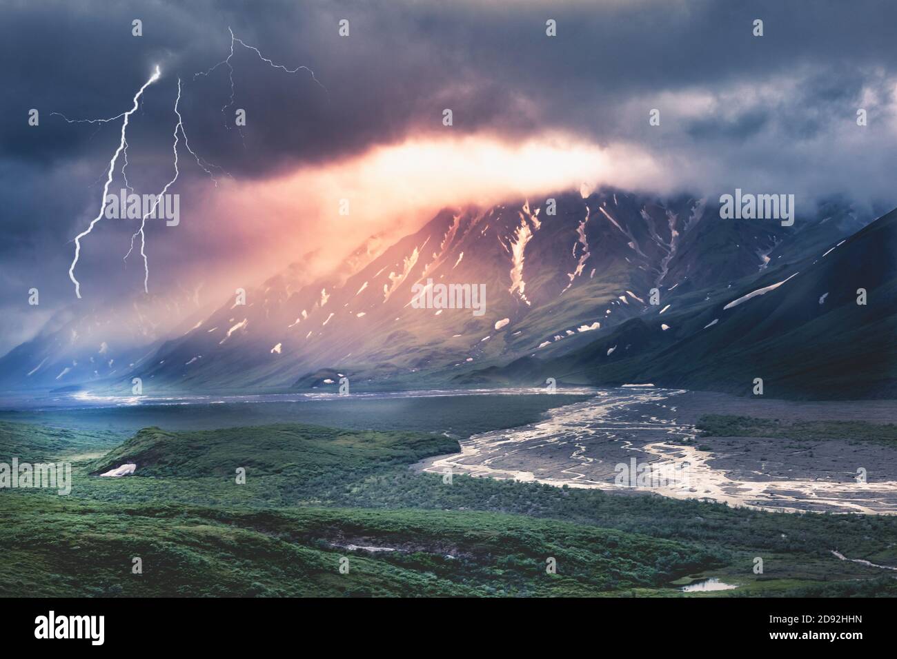 Thunderstrom avec la foudre dans le parc national Denali, Alaska Banque D'Images
