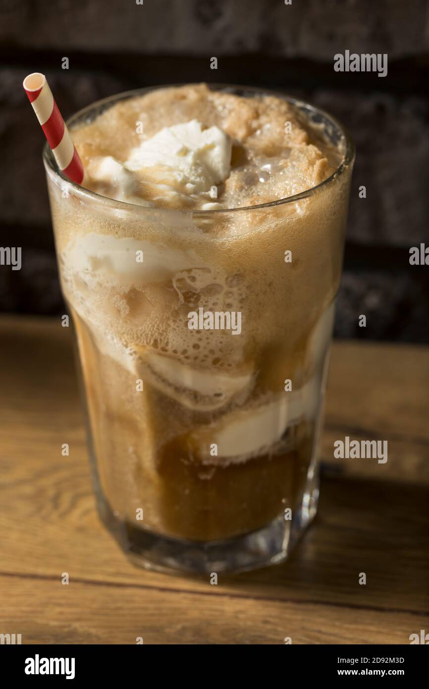 Crème glacée à la vache brune faite maison Float avec du Coca-Cola Banque D'Images