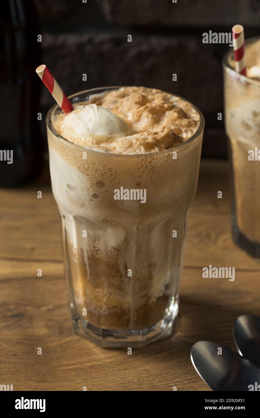 Crème glacée à la vache brune faite maison Float avec du Coca-Cola Banque D'Images