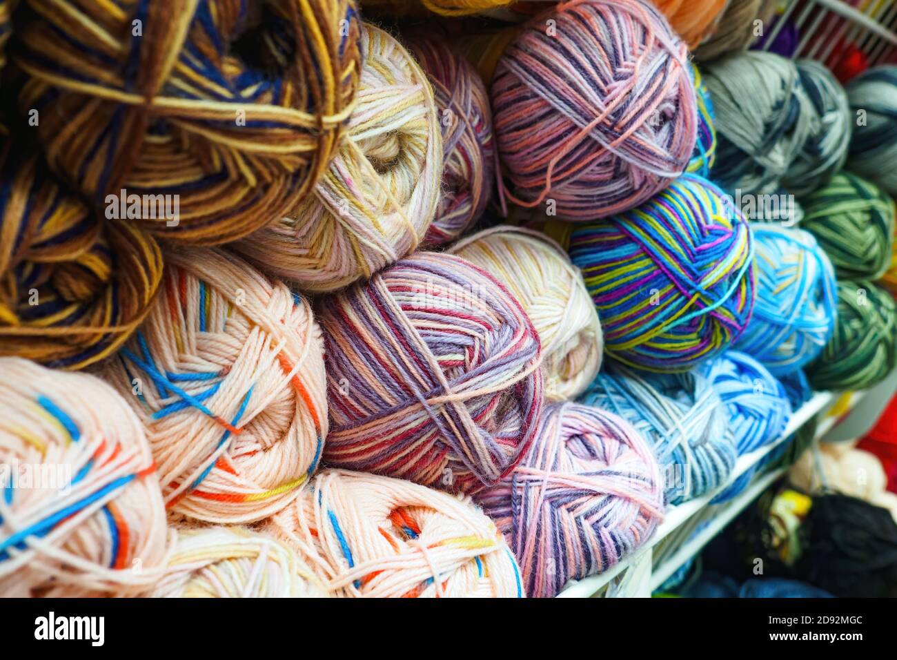vue de divers enchevêtrements de couleurs de fils de laine pour le tricot, mise au point sélective. Banque D'Images