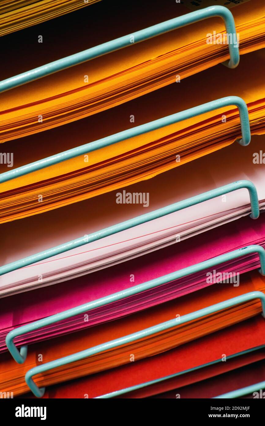 feuilles de papier colorées sur un rack, mise au point sélective Banque D'Images