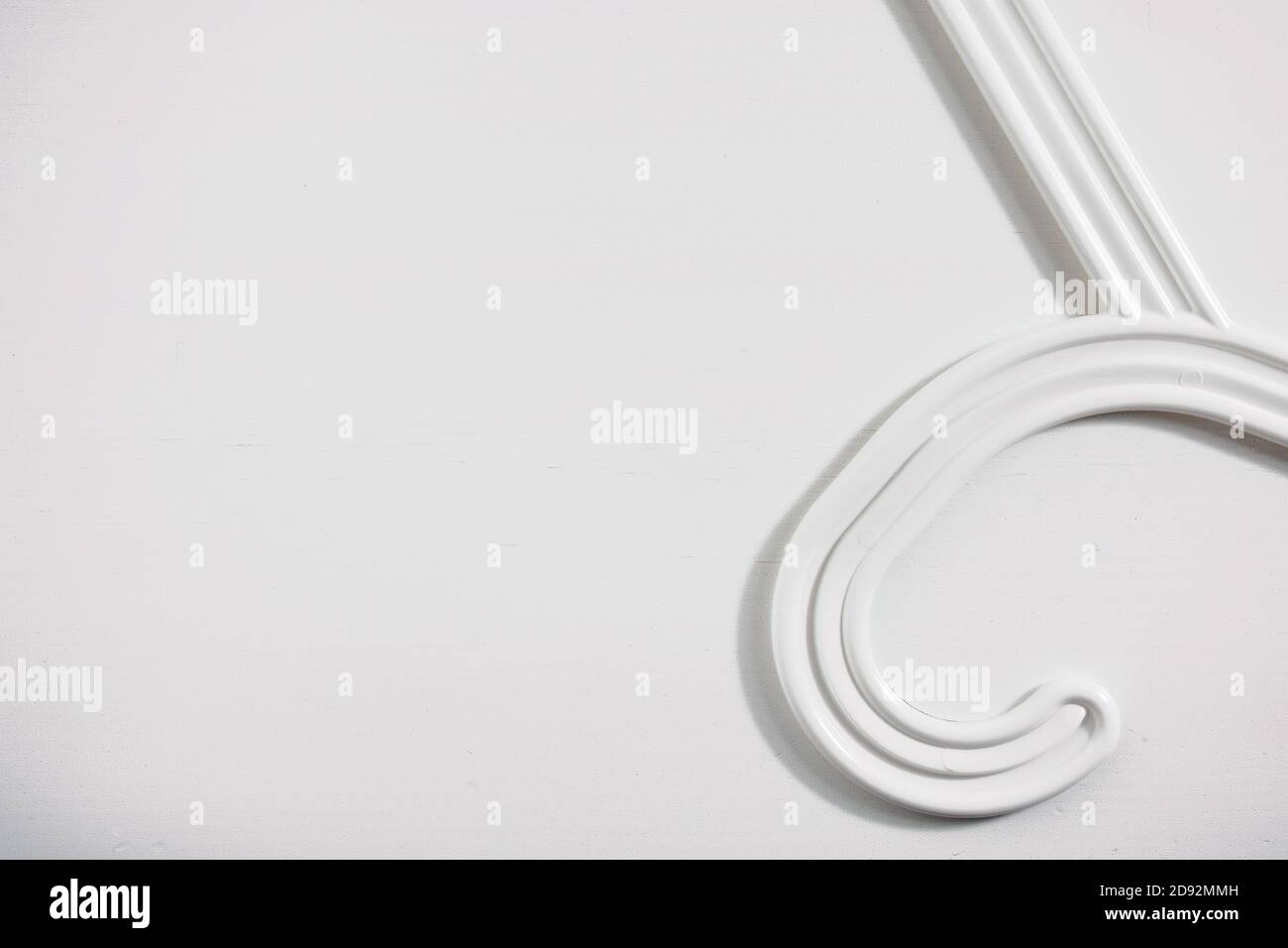 Partie d'un cintre blanc sur fond blanc en bois. Vue de dessus, espace de copie pour le texte Banque D'Images