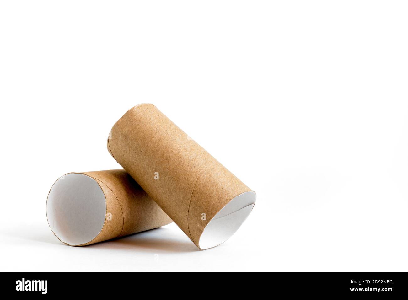 Gros plan des rouleaux de toilettes vides. Deux tubes en carton sur fond blanc. Copier l'espace Banque D'Images