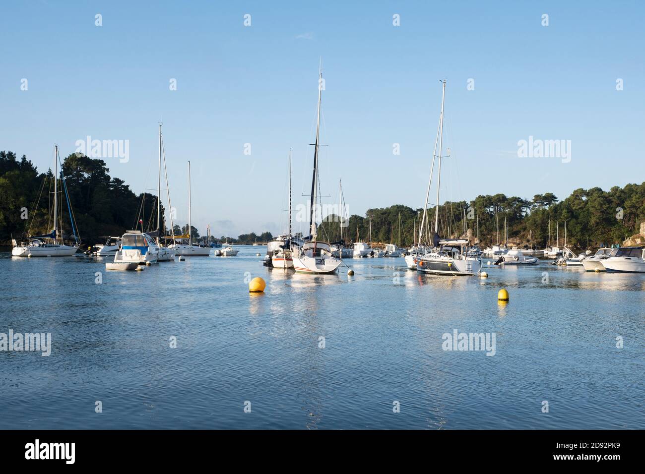 Bateaux à voile amarrés au large de la plage de Conleau sur le golfe du Morbihan, vannes, Bretagne, France Banque D'Images