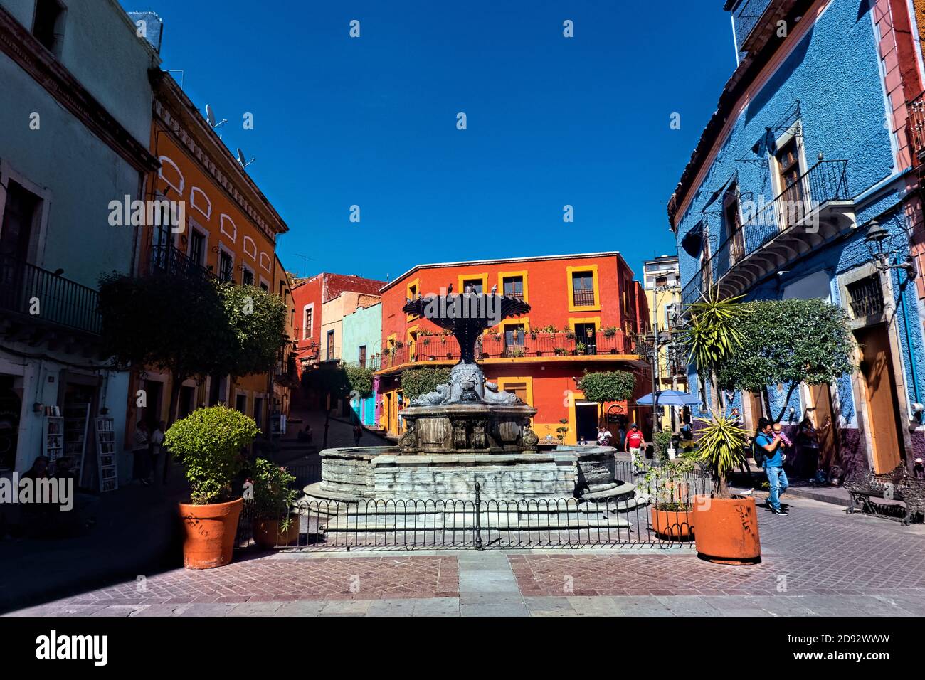 Pittoresque Plaza Baratillo et fontaine, Guanajuato, Mexique Banque D'Images