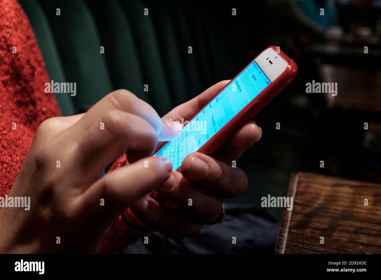 Femme envoyant un message texte sur un smartphone à écran tactile Banque D'Images