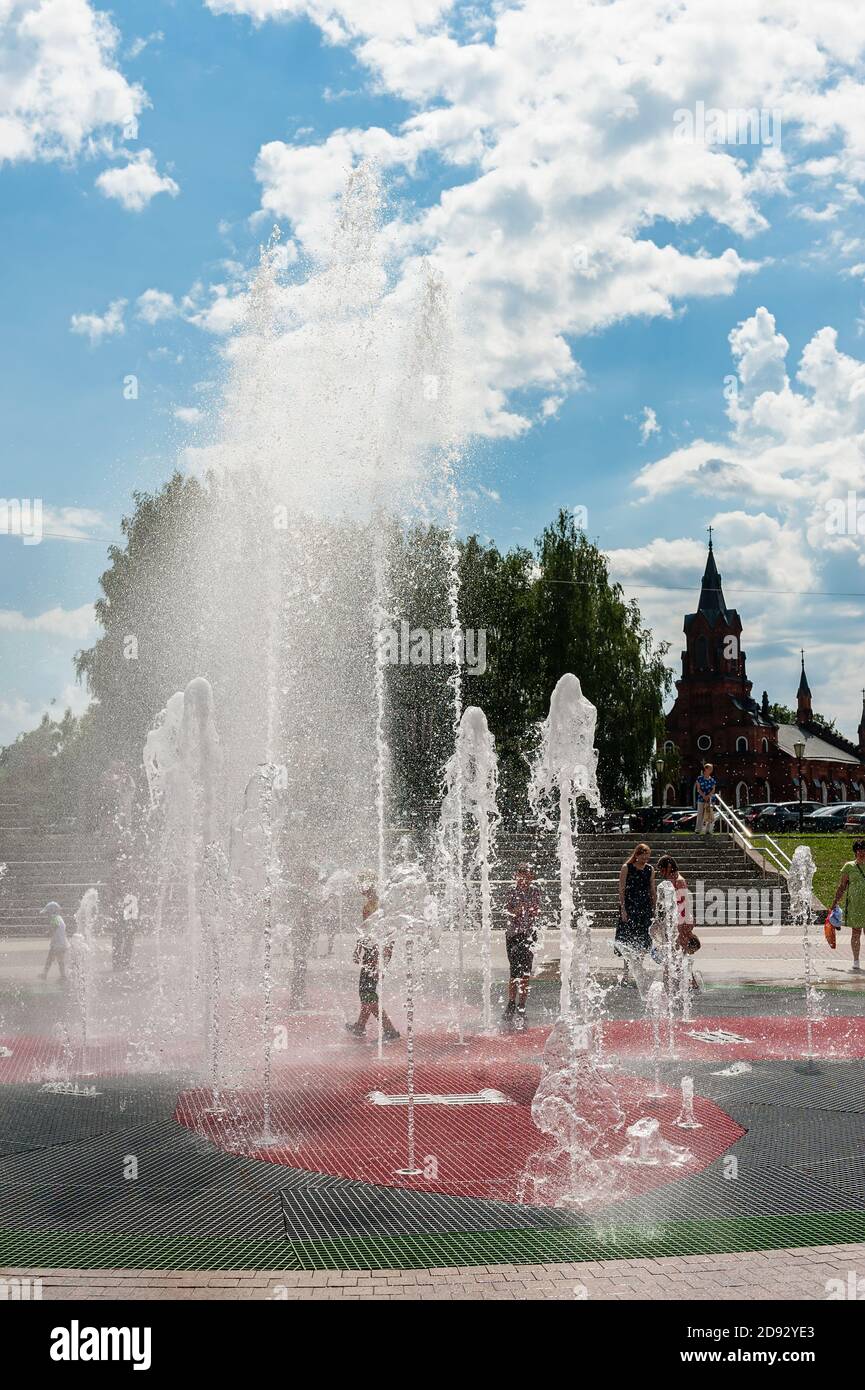 Vladimir, Russie, 28 juillet 2020, scène russe : fontaine devant le théâtre dramatique universitaire de Vladimir. Sites des villes russes de l'Or Banque D'Images