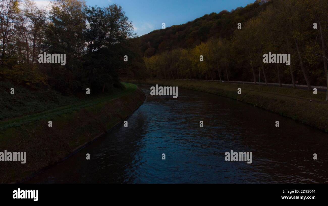 Photographie de drone faite en automne avec un air mavic. Réalisé lorsque le temps était clair et que le ciel était dégagé. Ce temps a donné un bel éclairage naturel. Banque D'Images