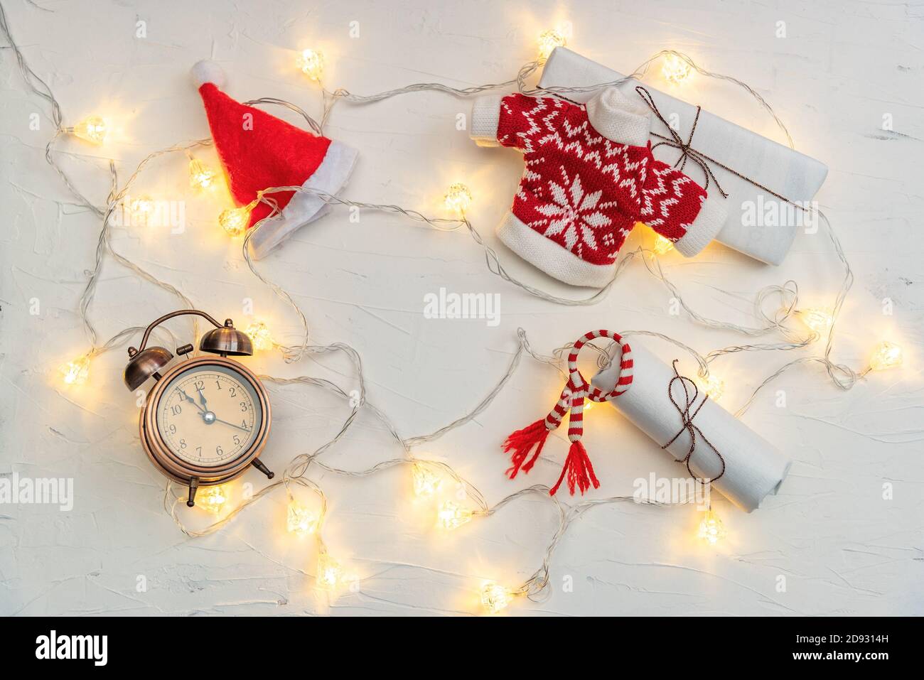 Plat de Noël avec accessoires de guirlande et réveil Banque D'Images