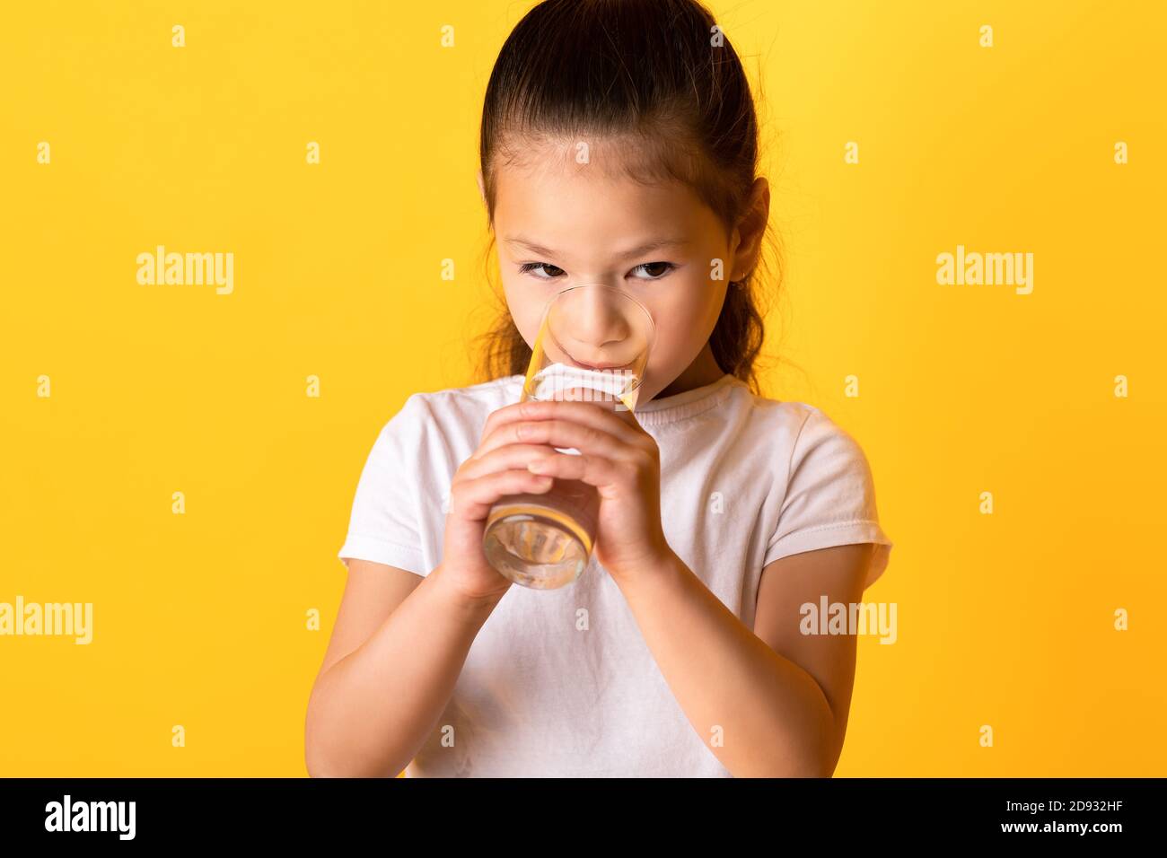 Portrait d'un enfant asiatique qui boit de l'eau de source Banque D'Images