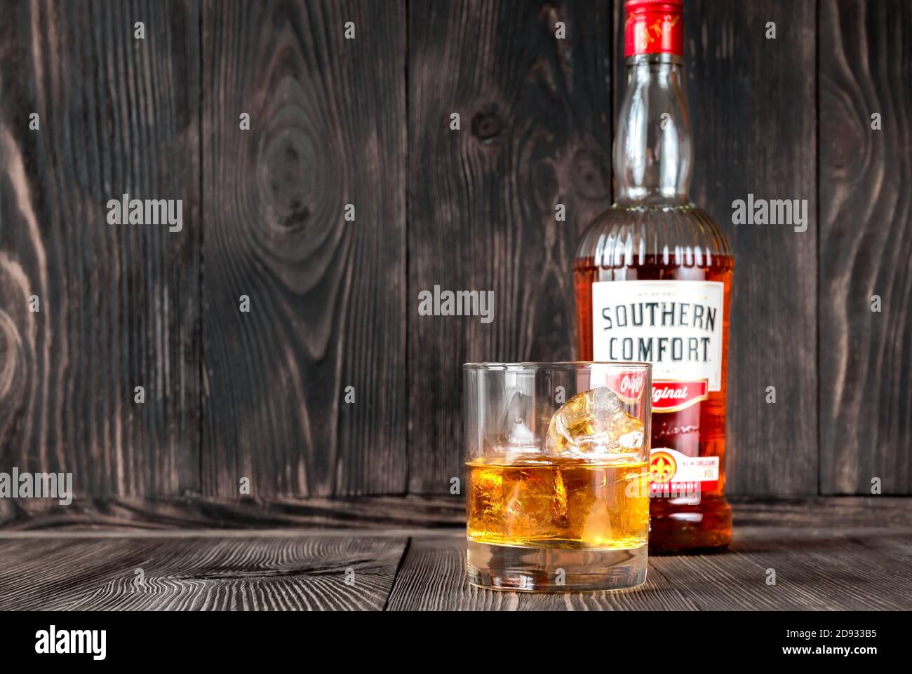 SUMY, UKRAINE - 1ER NOVEMBRE : Southern Comfort sur les rochers le 1er novembre 2020. Southern Comfort est une liqueur américaine aux fruits, aux fruits et aux épices Banque D'Images