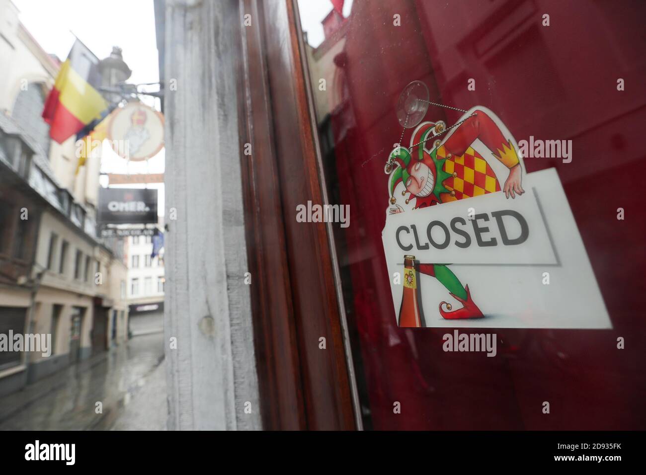 Bruxelles, Belgique. 2 novembre 2020. Un signe de fermeture est visible à la porte d'un bar à Bruxelles, Belgique, le 2 novembre 2020. À partir du 2 novembre, la Belgique a adopté un verrouillage plus strict, avec des règles valables dans tout le pays pour lutter contre la COVID-19. Selon les règles, toutes les entreprises non essentielles doivent fermer. Les magasins d'alimentation et les supermarchés restent ouverts. Credit: Zheng Huansong/Xinhua/Alay Live News Banque D'Images