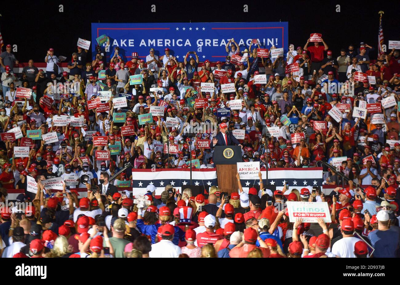 Le président américain Donald Trump s'adresse à ses partisans lors d'un rassemblement de campagne à l'aéroport exécutif de Miami-OPA Locka. Aujourd'hui, le président Trump a organisé des événements dans cinq États, alors qu'il poursuit sa campagne contre le candidat à la présidence démocrate Joe Biden deux jours avant l'élection de novembre 3. Banque D'Images