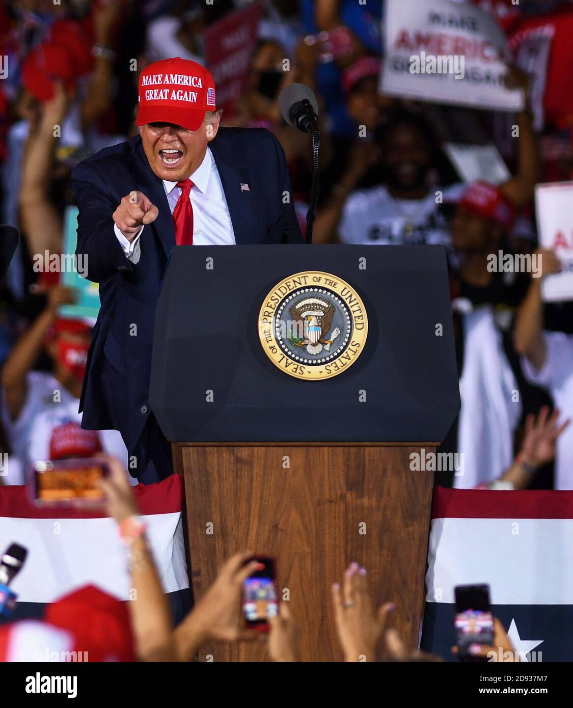 Le président américain Donald Trump s'adresse à ses partisans lors d'un rassemblement de campagne à l'aéroport exécutif de Miami-OPA Locka. Aujourd'hui, le président Trump a organisé des événements dans cinq États, alors qu'il poursuit sa campagne contre le candidat à la présidence démocrate Joe Biden deux jours avant l'élection de novembre 3. Banque D'Images