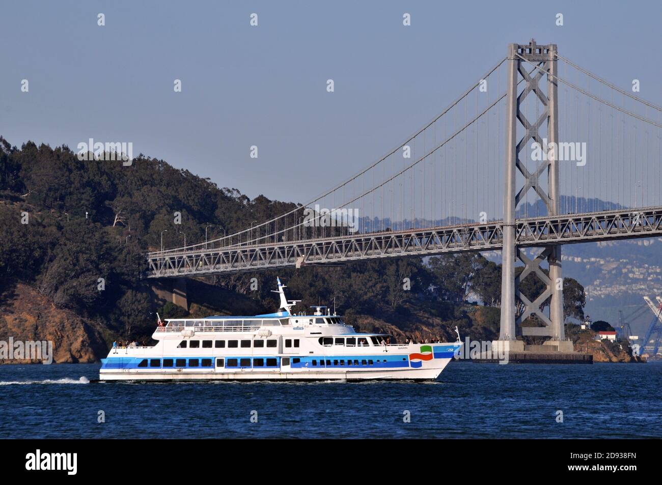 Ferry Marin en passant devant le Bay Bridge on Une soirée d'été à San Francisco Banque D'Images