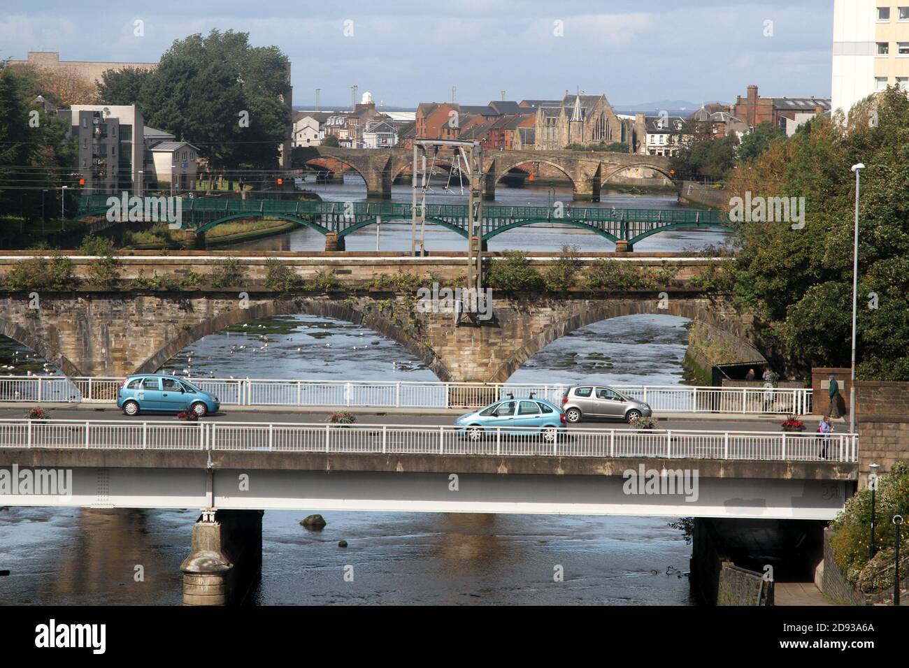 Ayr, Ayrshire, Écosse, vue depuis Ayr College, vue sur la rivière Ayr avec ponts route, chemin de fer et passerelle et appartements en hauteur Banque D'Images