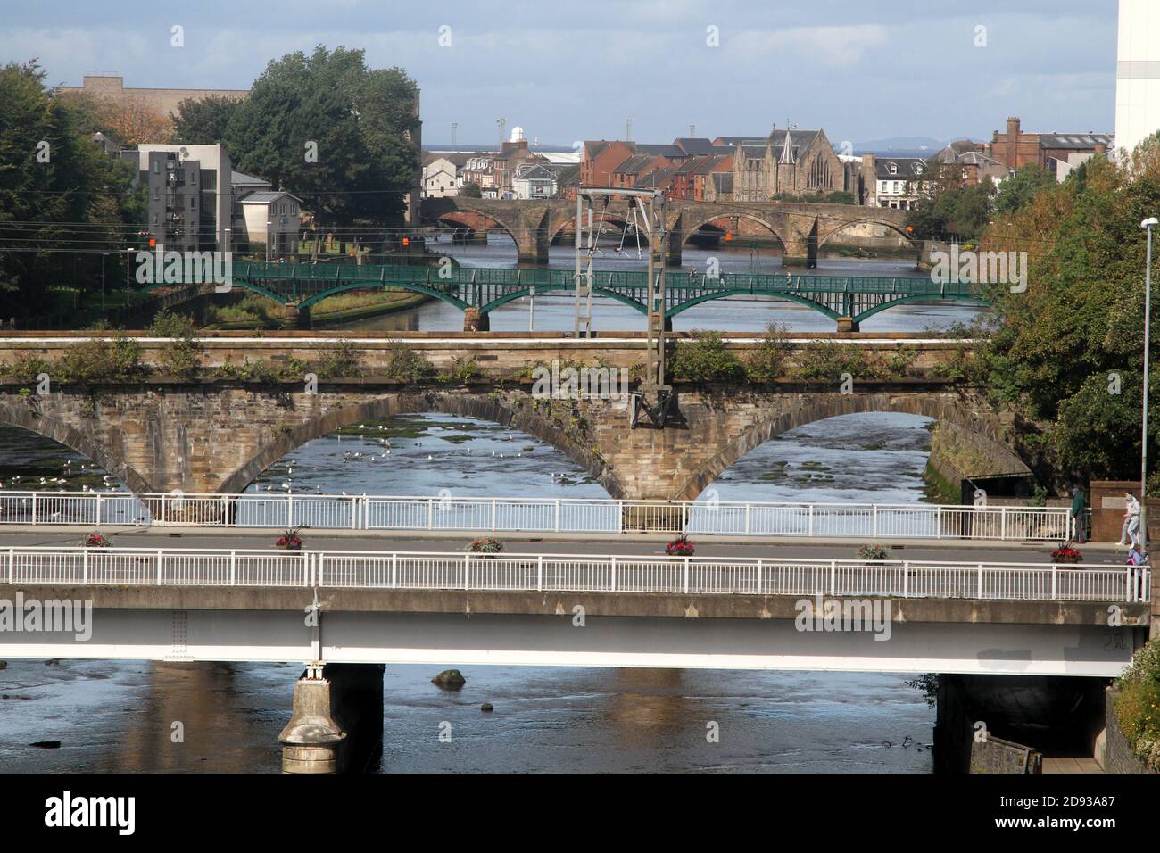 Ayr, Ayrshire, Écosse, vue depuis Ayr College, vue sur la rivière Ayr avec ponts route, chemin de fer et passerelle et appartements en hauteur Banque D'Images