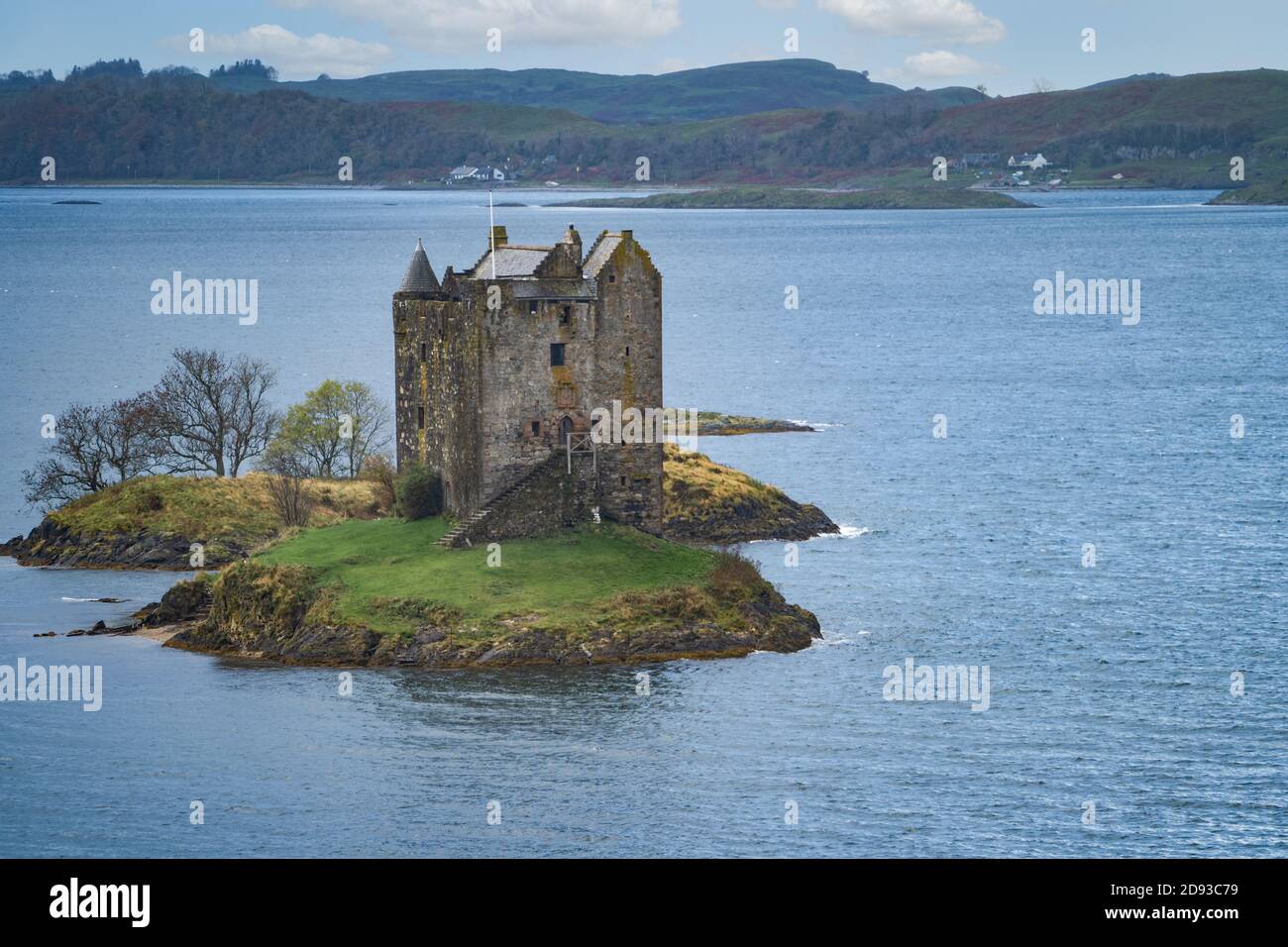 Castle Stalker, Lynn de Lorn National Scenic Area, Appin, Écosse, Royaume-Uni avec Lismore derrière lui et les nuages du soir au-dessus. Banque D'Images