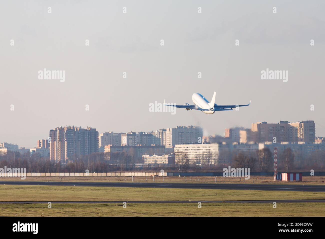 Silhouette d'avion décollage à la journée au-dessus de la piste. Avion voler vers le haut. Aviation, transport, voyage. Banque D'Images