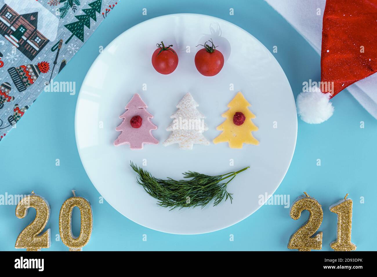 Noël, hiver, nouveau concept de l'année - fond de Noël bleu avec jouets  d'arbre rouge or et blanc, chapeau de père Noël, 2021 bougies et vélo jouet  avec cadeau Photo Stock -