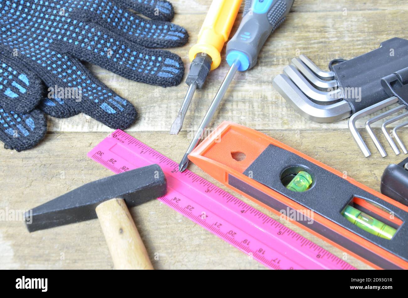 Vue de dessus des outils de travail,clé,clé à douille,marteau,tournevis,pince,perceuse électrique,mètre à ruban,carré machiniste sur planche en bois. conception de pose à plat. Banque D'Images