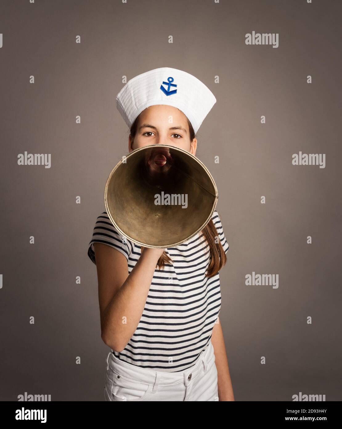 petite crier marine avec un vieux mégaphone sur un gris arrière-plan Banque D'Images