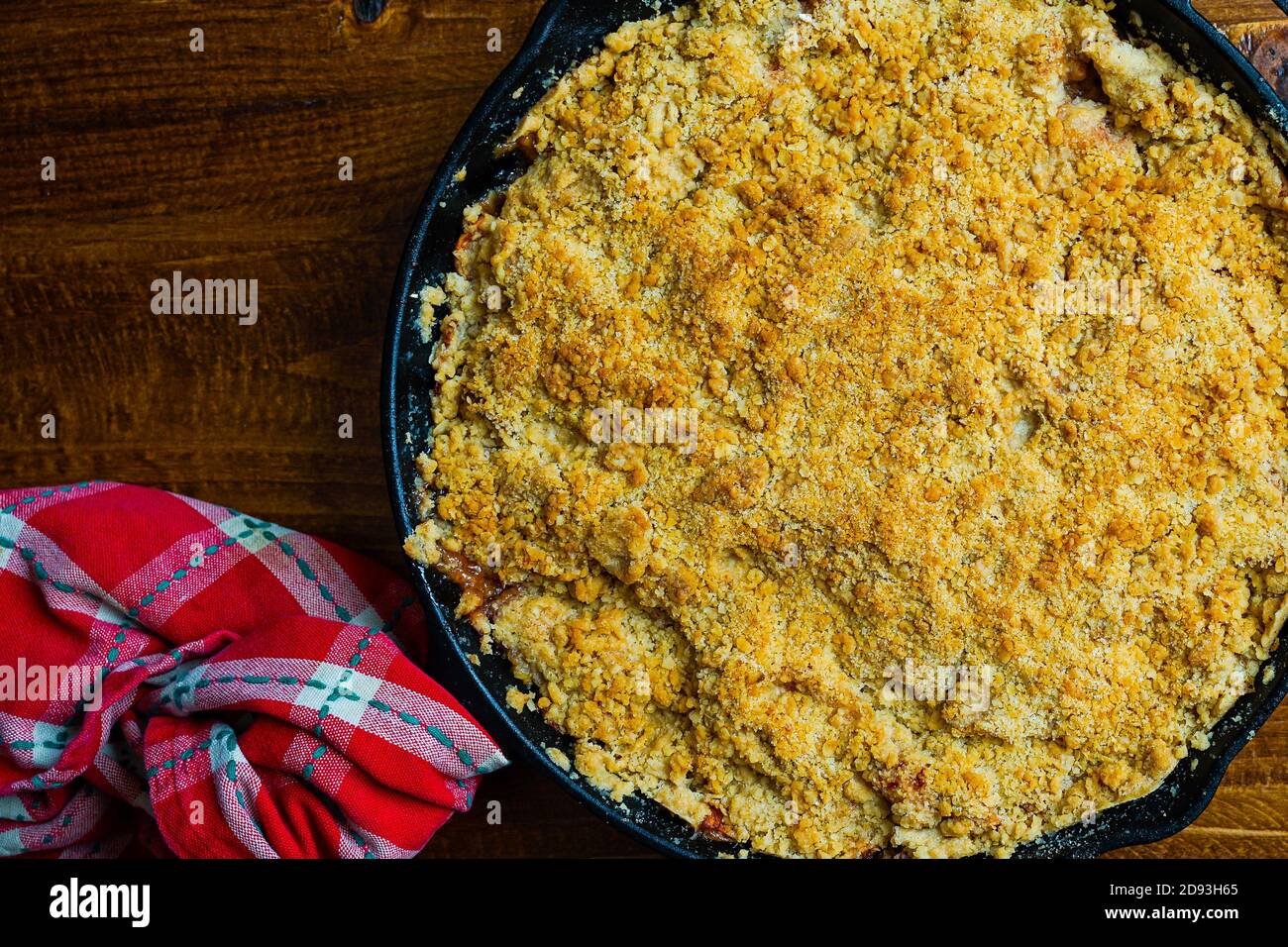 Croustillant aux pommes dans une poêle en fonte Banque D'Images