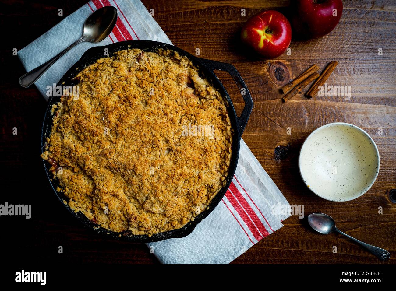 Croustillant aux pommes dans une poêle en fonte Banque D'Images