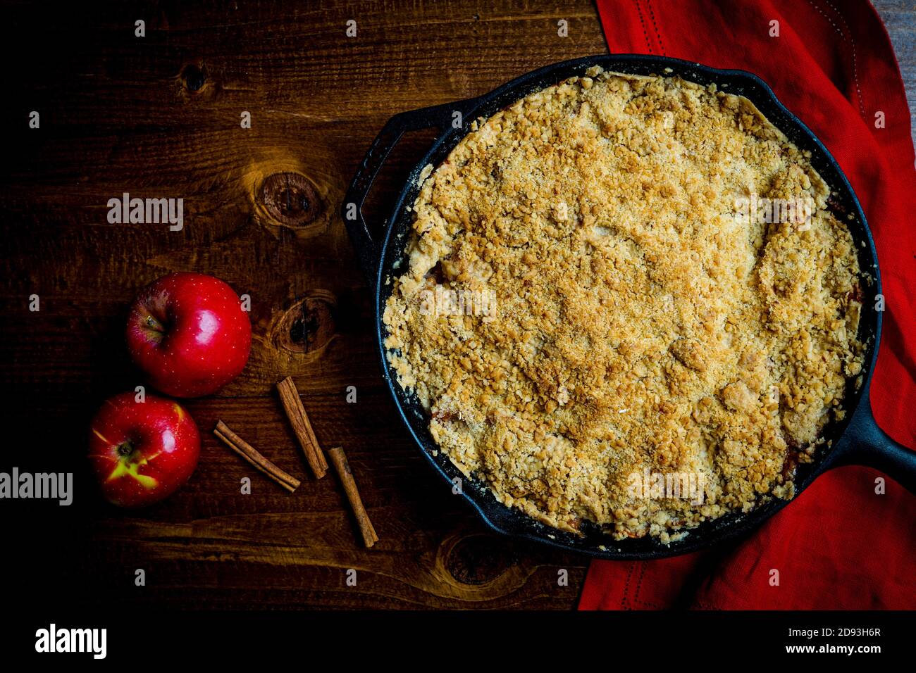 Croustillant aux pommes dans une poêle en fonte Banque D'Images