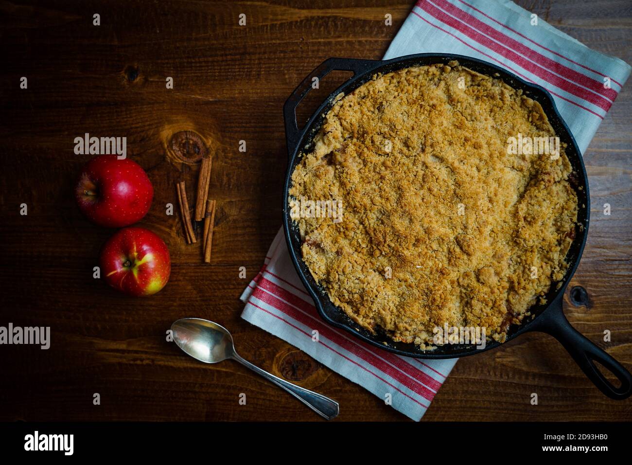 Croustillant aux pommes dans une poêle en fonte Banque D'Images