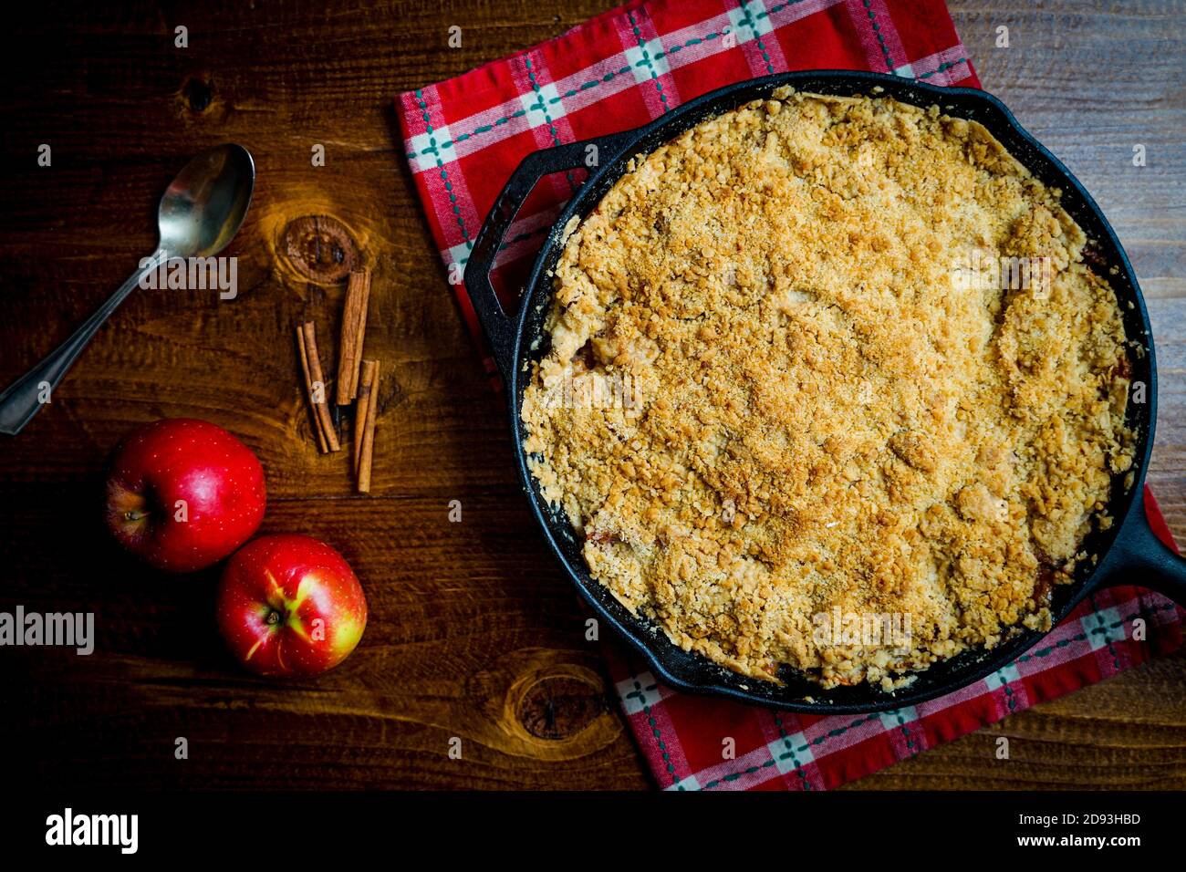Croustillant aux pommes dans une poêle en fonte Banque D'Images