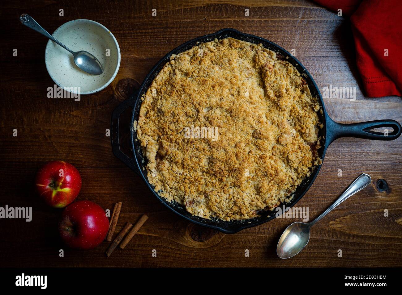Croustillant aux pommes dans une poêle en fonte Banque D'Images