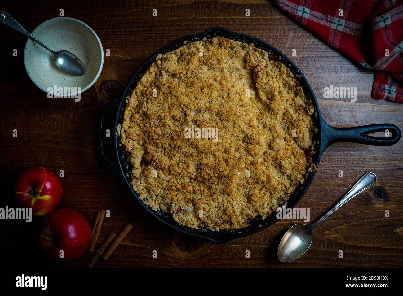 Croustillant aux pommes dans une poêle en fonte Banque D'Images