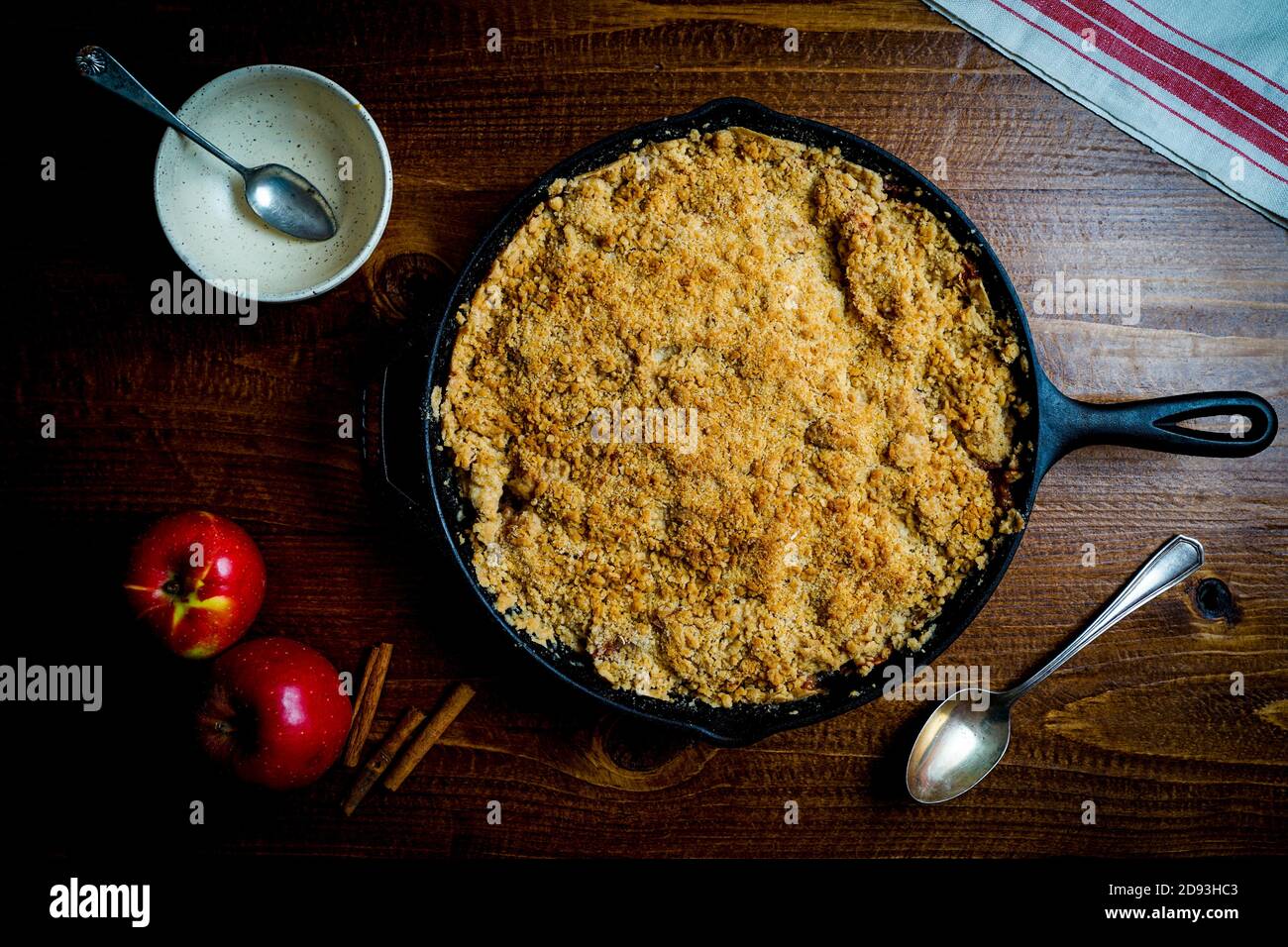 Croustillant aux pommes dans une poêle en fonte Banque D'Images