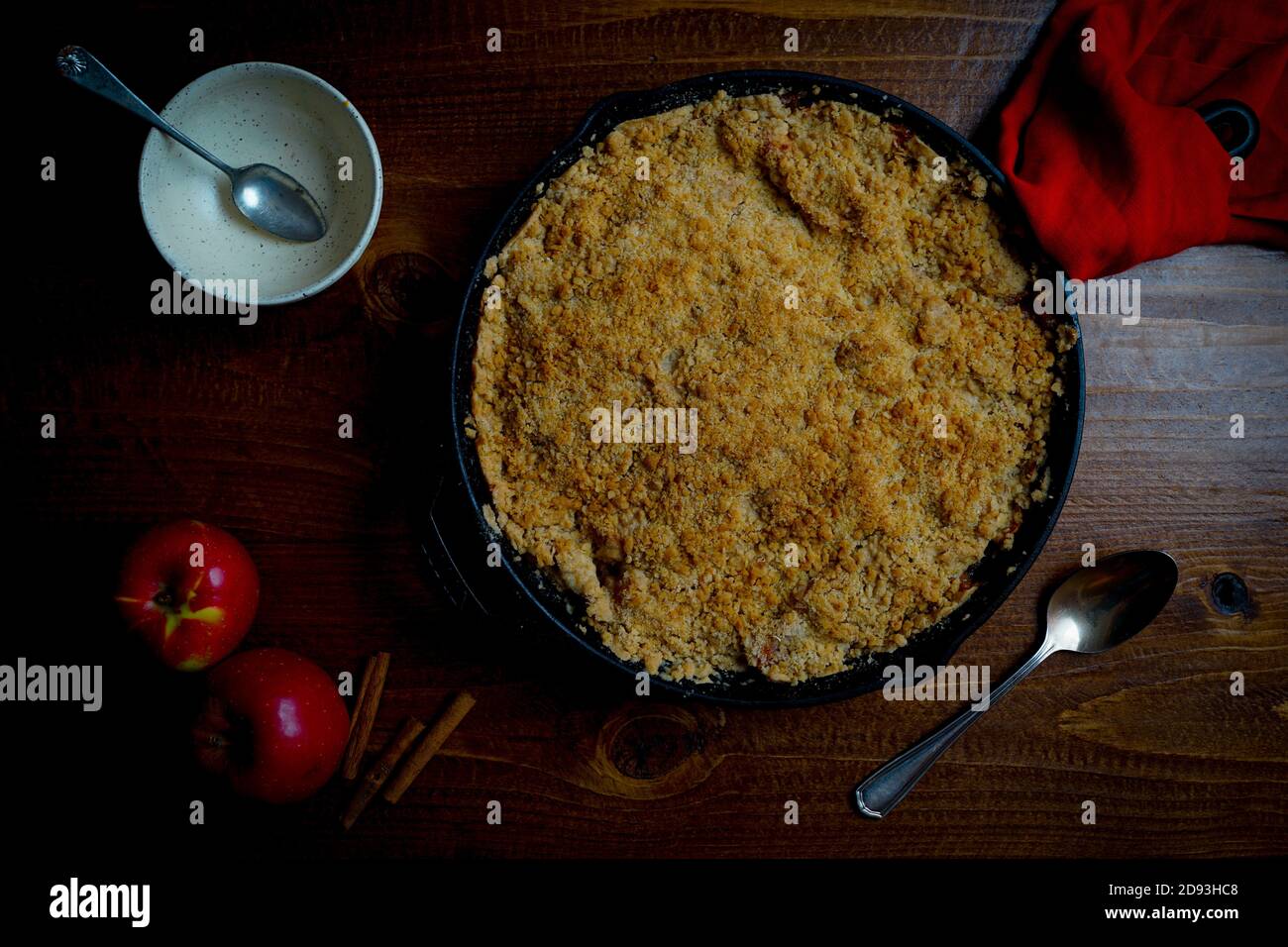 Croustillant aux pommes dans une poêle en fonte Banque D'Images