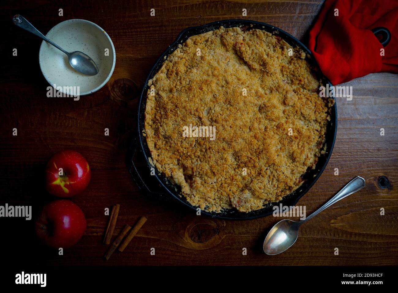 Croustillant aux pommes dans une poêle en fonte Banque D'Images