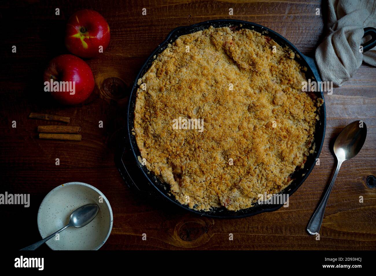 Croustillant aux pommes dans une poêle en fonte Banque D'Images