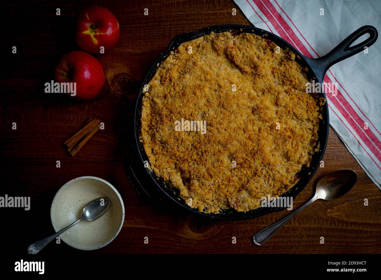 Croustillant aux pommes dans une poêle en fonte Banque D'Images