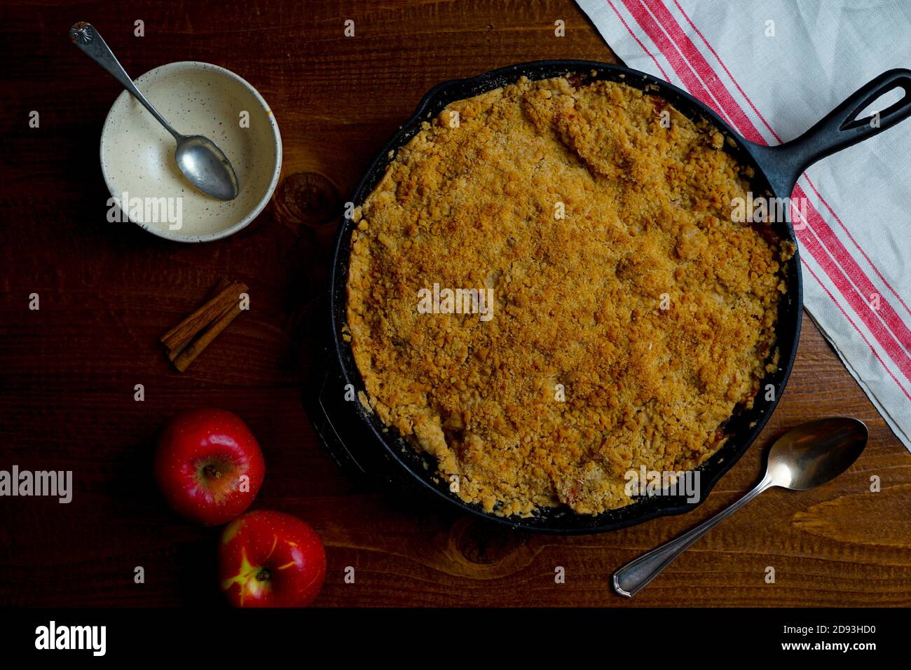 Croustillant aux pommes dans une poêle en fonte Banque D'Images