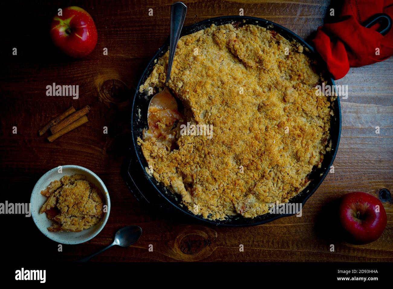 Croustillant aux pommes dans une poêle en fonte Banque D'Images
