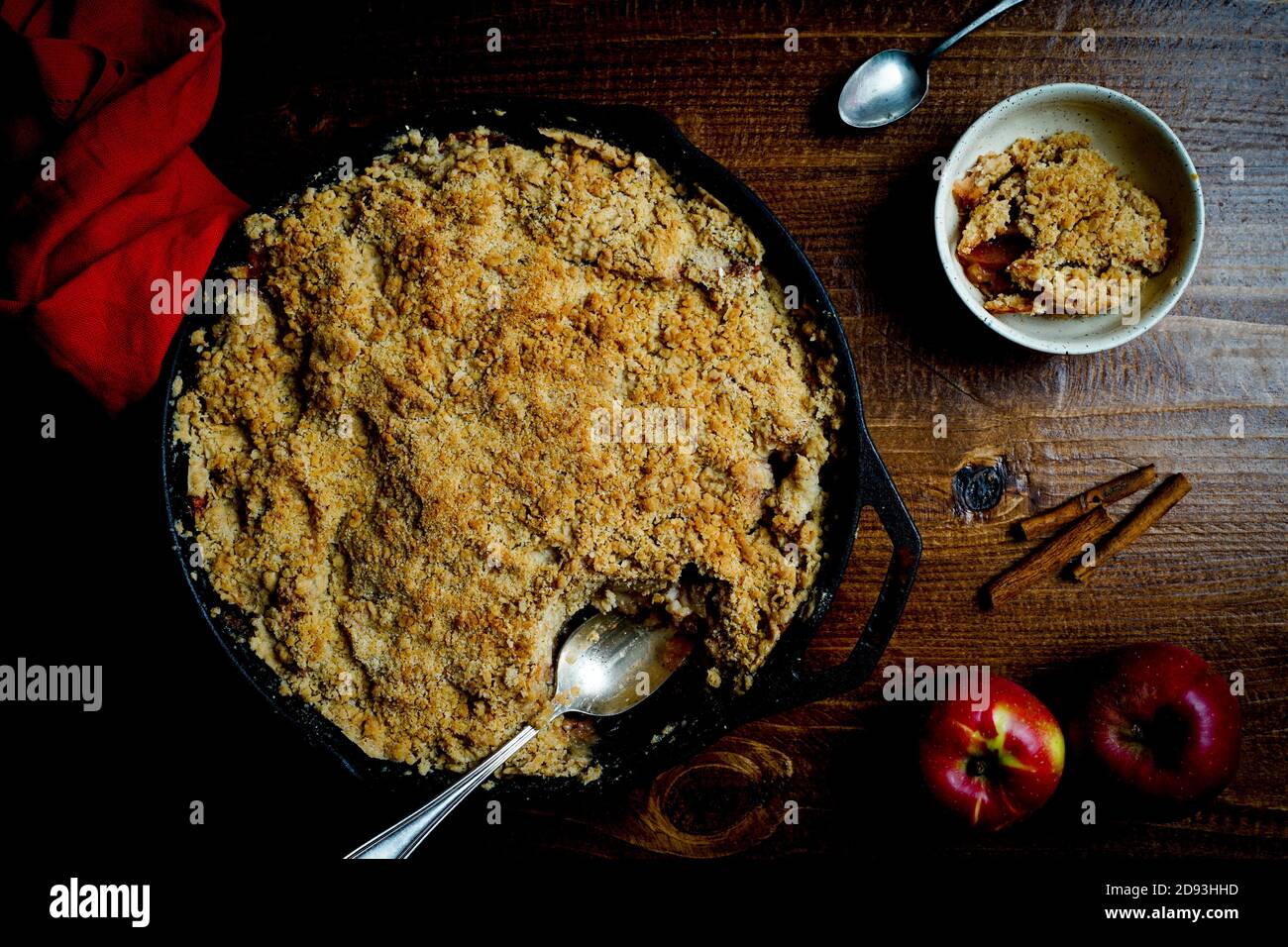 Croustillant aux pommes dans une poêle en fonte Banque D'Images