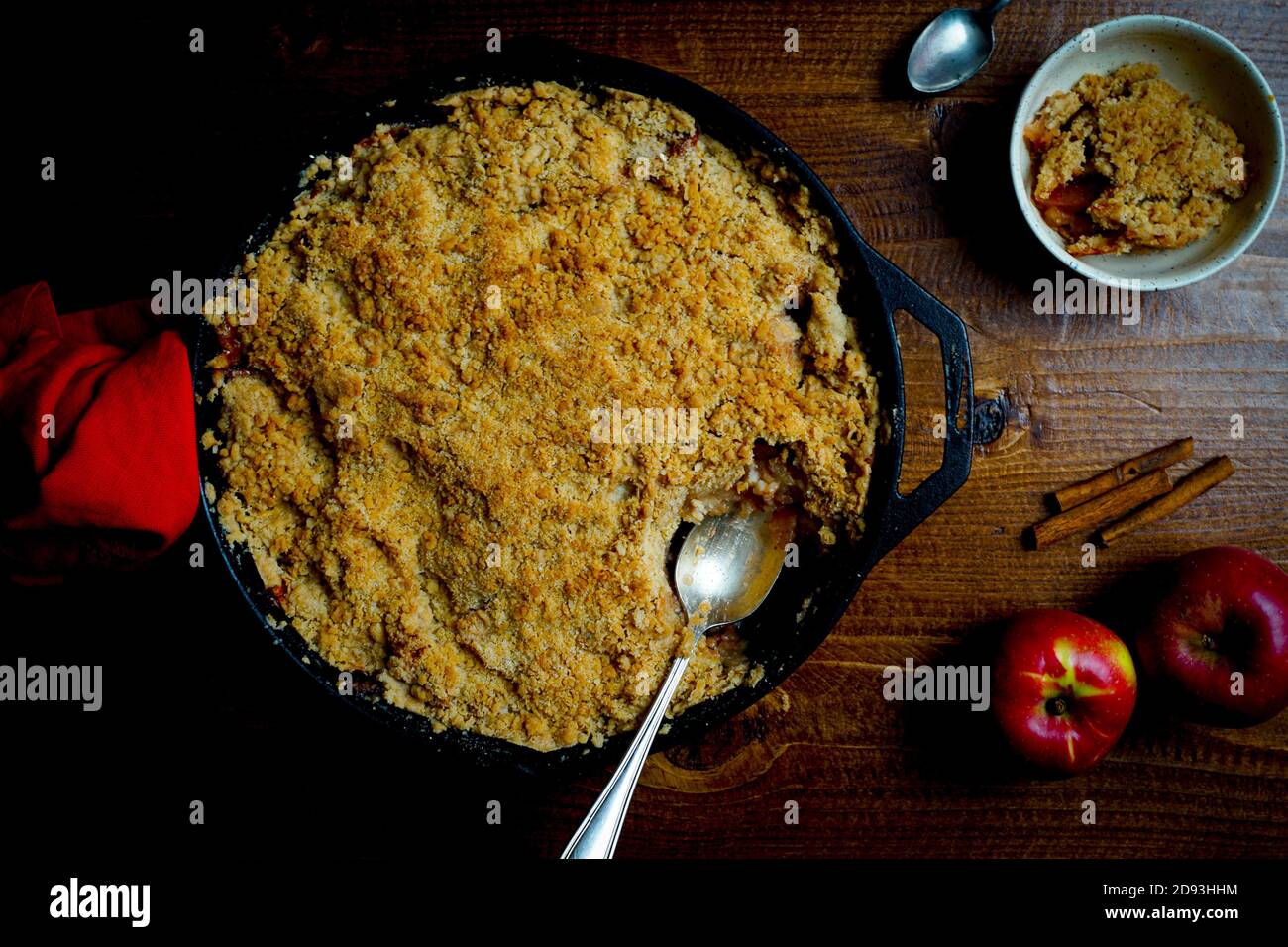 Croustillant aux pommes dans une poêle en fonte Banque D'Images