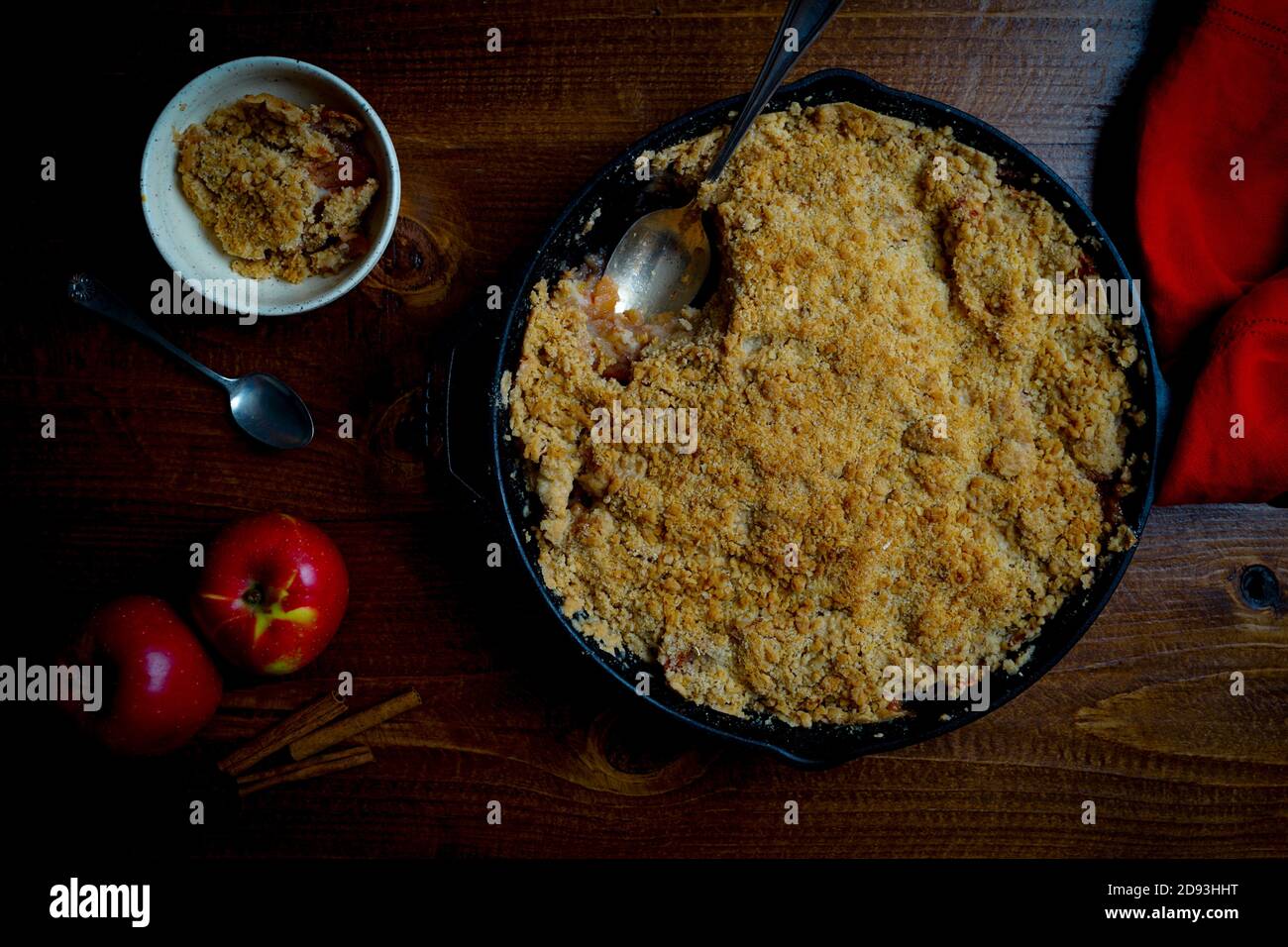 Croustillant aux pommes dans une poêle en fonte Banque D'Images