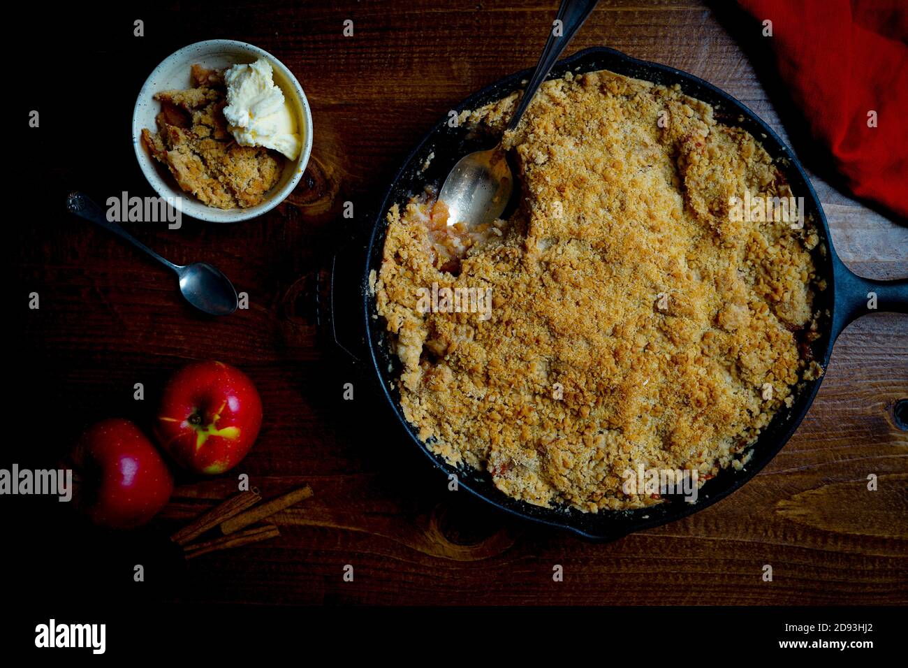 Croustillant aux pommes dans une poêle en fonte Banque D'Images