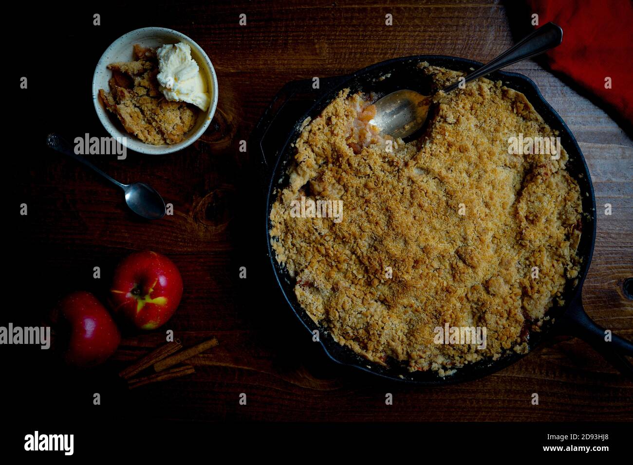 Croustillant aux pommes dans une poêle en fonte Banque D'Images