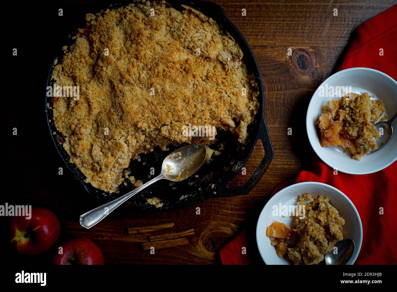 Croustillant aux pommes dans une poêle en fonte Banque D'Images