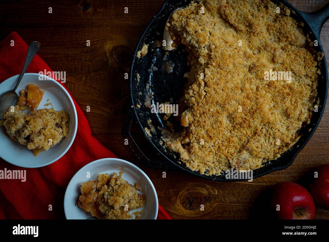 Croustillant aux pommes dans une poêle en fonte Banque D'Images