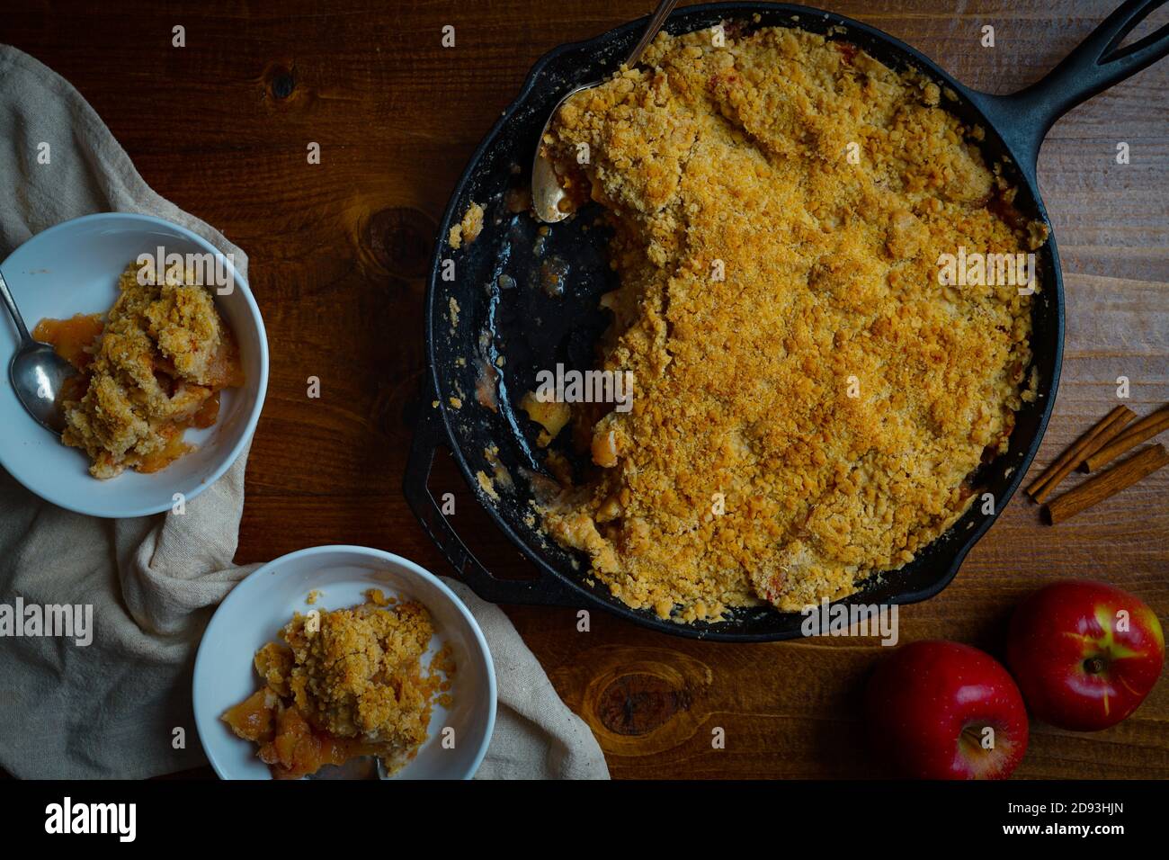 Croustillant aux pommes dans une poêle en fonte Banque D'Images