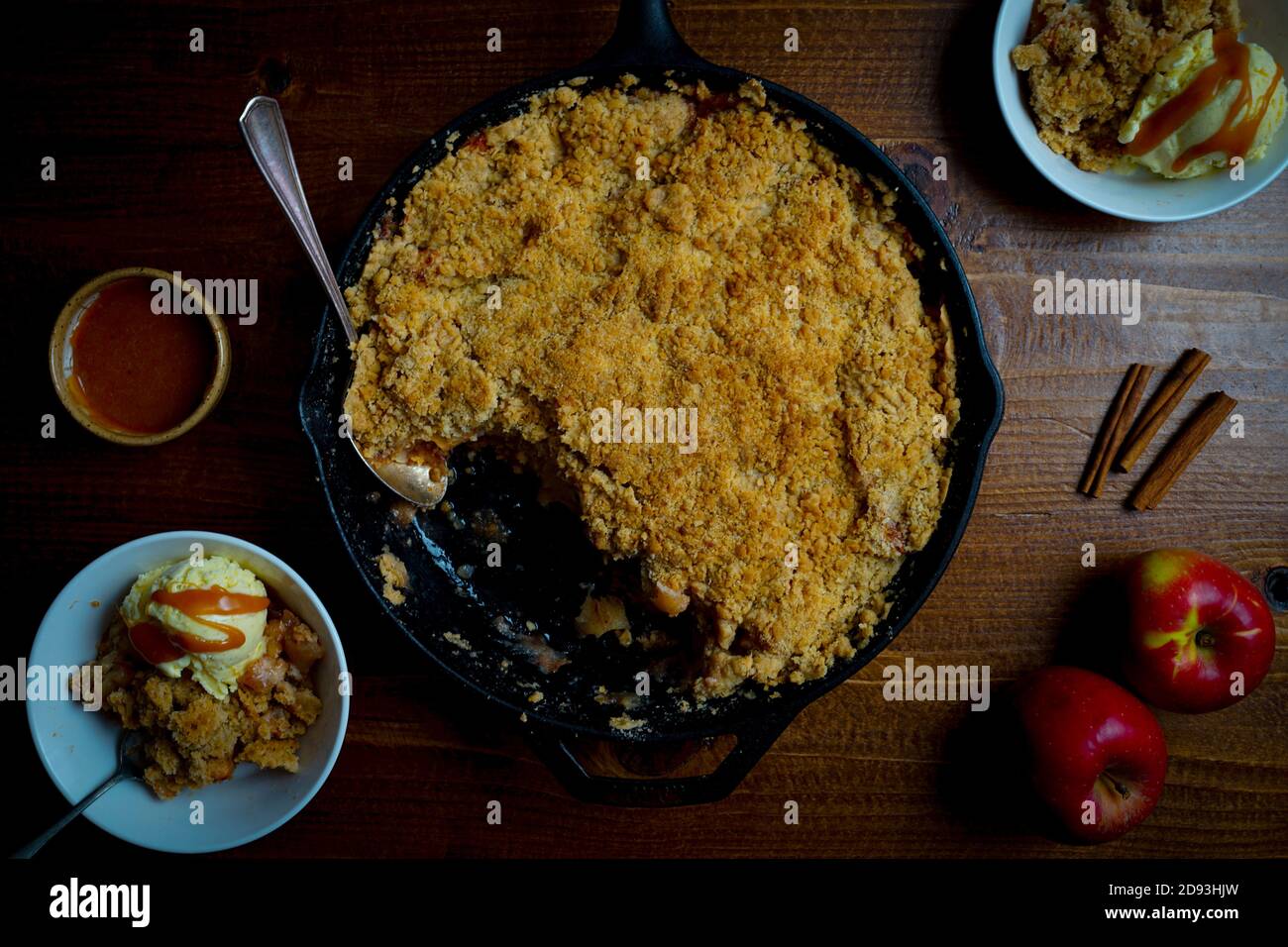 Croustillant aux pommes dans une poêle en fonte Banque D'Images
